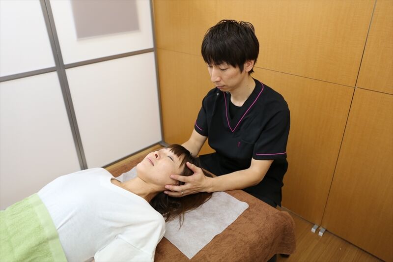 頭の施術風景